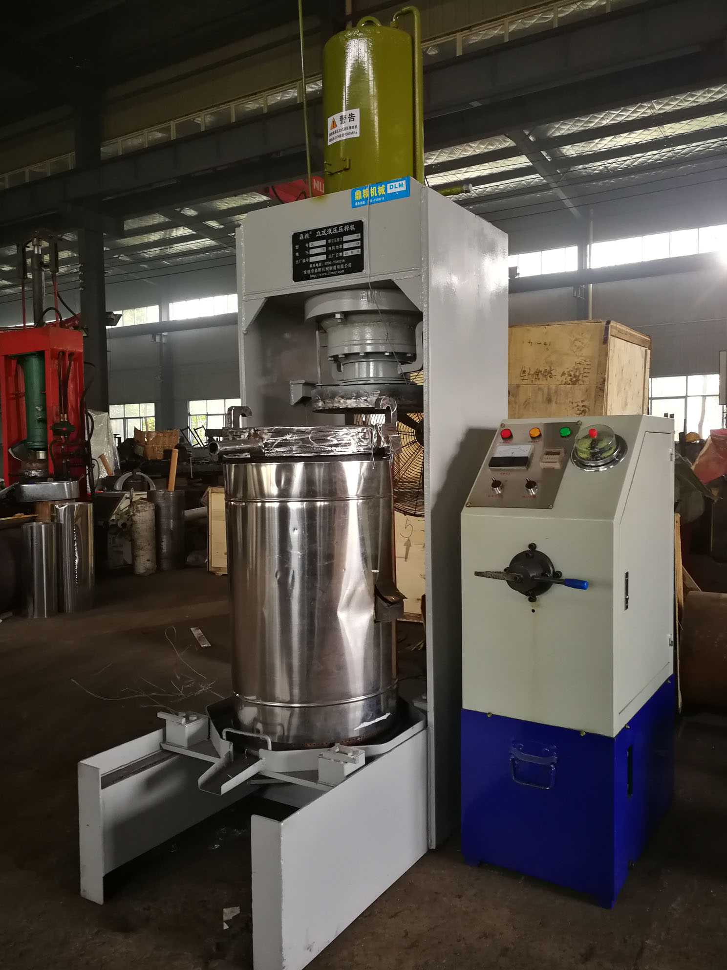 不銹鋼超高壓立式液壓壓榨機(jī)，果汁壓榨機(jī)，果渣壓榨機(jī)，藥材壓榨，油渣處理，白土壓榨